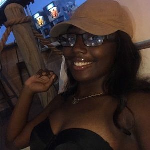 Meet your Posher, Misia